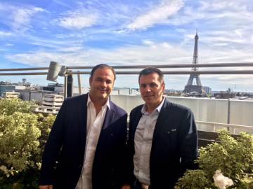 Ángel León y Oriol Castro, de Disfrutar, en la terraza de La Maison Blanche, en París.