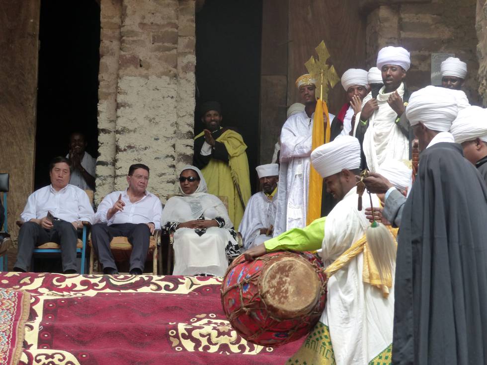 El secretario general de la OMT, Talef Rifai, en el centro, durante la celebración de una misa en la localidad etíope de Gondar.