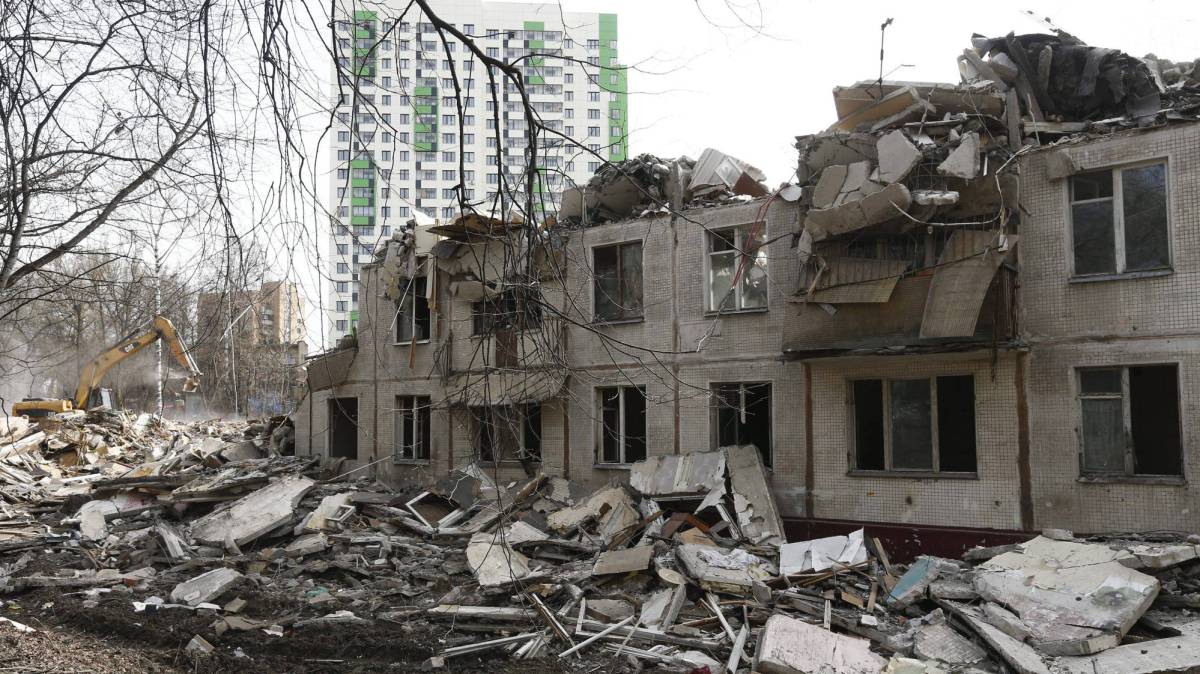 Una excavadora derriba parte de un edificio de cinco plantas conocido como 'jruschovki'.