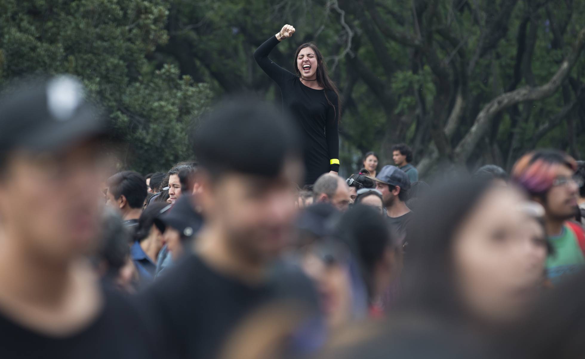 Una mujer grita consignas políticas durante una marcha en México en la Universidad Nacional Autónoma (UNAM).