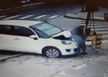 Un peatón se salva tras ser lanzado contra un semáforo por un coche en Buenos Aires Un peatón se salva tras ser lanzado contra un semáforo por un coche en Buenos Aires