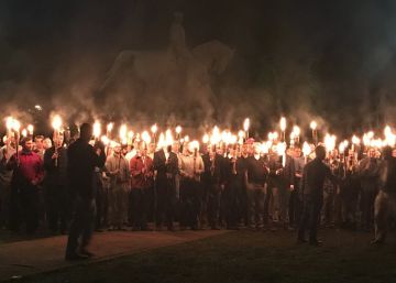 Decenas de personas con antorchas protestan el sábado en contra de la retirada de una estatua del general Lee en ese parque de Charlottesville