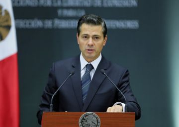 MEX55. CIUDAD DE MÉXICO (MÉXICO), 17052017.- El presidente de México, Enrique Peña Nieto (i), habla con la prensa hoy, miércoles 17 de mayo de 2017, al finalizar una reunión con integrantes de la Conferencia Nacional de Gobernadores (Conago), en la residencia presidencial de Los Pinos, donde anunciaron medidas para proteger a los periodistas y esclarecer los crímenes contra ellos, como la creación de fiscalías especializadas estatales, en momentos en que el gremio expresa su indignación por el reciente asesinato de Javier Valdez. EFEJosé Méndez