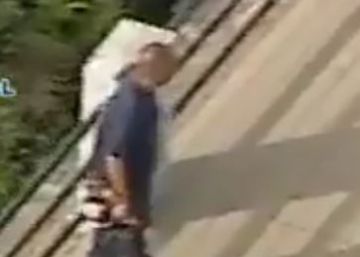 Vídeo: La policía reduce a un hombre armado con un hacha en Las Palmas Vídeo: La policía reduce a un hombre armado con un hacha en Las Palmas