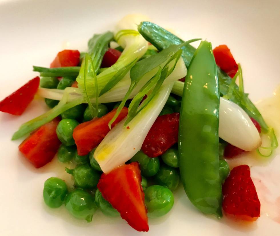 FRESAS CON GUISANTES, CEBOLLETAS MINI Y ALBAHACA CAPEL