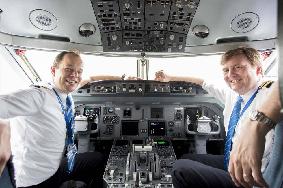El rey Guillermo de Holanda, a la derecha, en la cabina de un avión de KLM, con el piloto Maarten Putman.