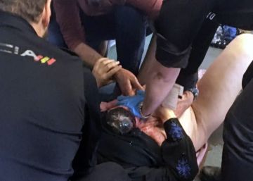 Dos policías asisten un parto en el aeropuerto de Madrid-Barajas Dos policías asisten un parto en el aeropuerto de Madrid-Barajas