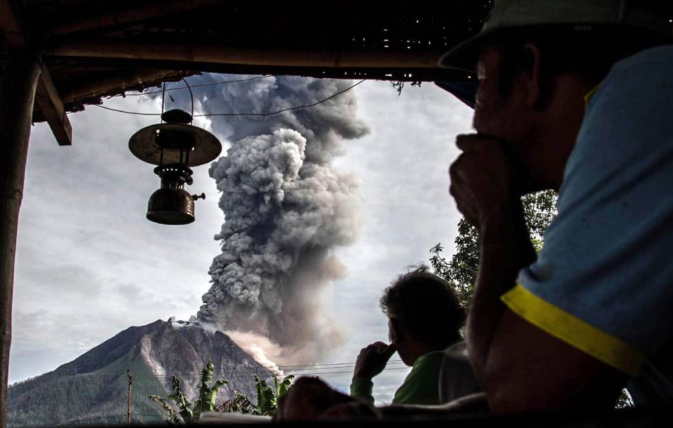 LAS IMÁGENES DEL DÍA. Aldeanos miran hacia el volcán del Monte Sinabung, en Sumatra.