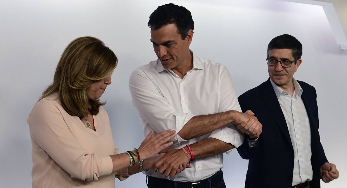 Pedro Sánchez estrecha la mano a Susana Díaz y a Patxi López tras conocerse los resultados.