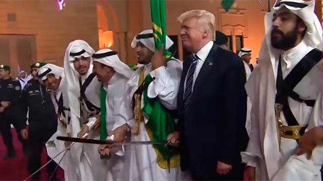 Trump, en una danza típica de Arabia Saudí.