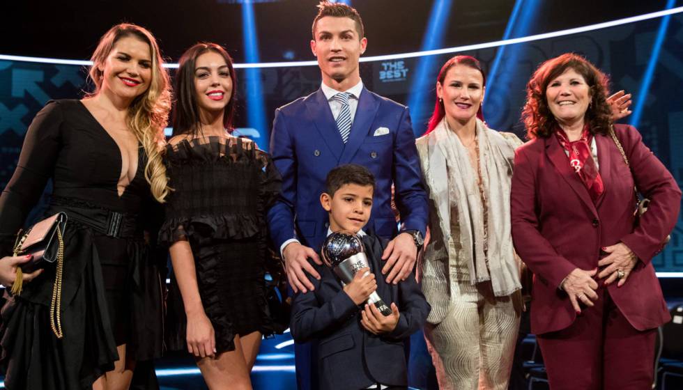 Cristiano Ronaldo posa con su novia, su hijo, su madre y sus dos hermanas durante la gala de los premios The Best de la FIFA en Zúrich.