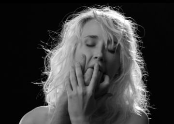 A Ingrid García-Jonsson se le van los ojos (literal) en el videoclip de José Biggs
