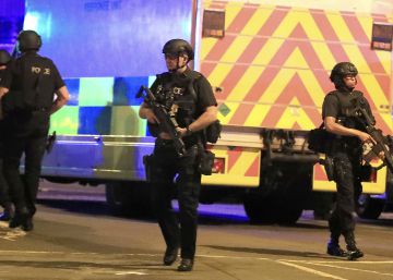 Despliegue policial en los exteriores del Manchester Arena Despliegue policial en los exteriores del Manchester Arena