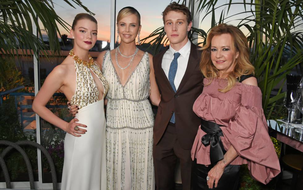 De izquierda a derecha: los actores Anya Taylor-Joy, Charlize Theron y George MacKay y Caroline Scheufele, copresidenta de Chopard, anoche en la entrega del trofeo de la marca a nuevas promesas del cine.