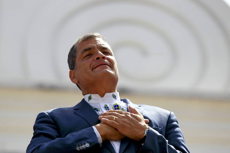 El presidente ecuatoriano, Rafael Correa, asiste a la ceremonia de cambio de guardia presidencial, el pasasdo lunes, en el Palacio de Carondelet, en Quito (Ecuador). 