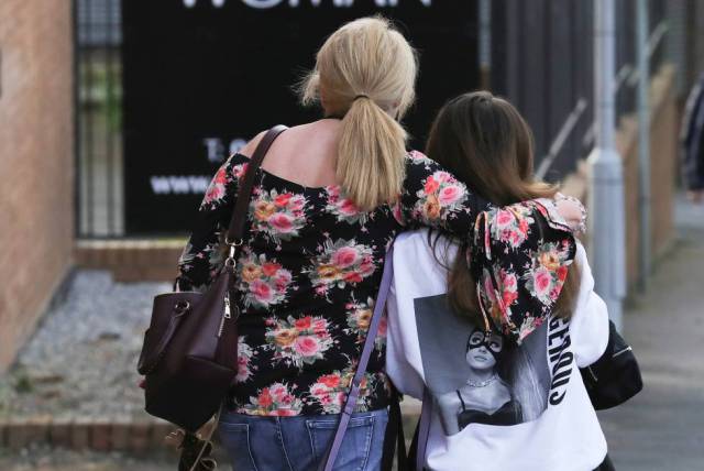 Madre e hija abandonan un hotel donde han pasado la noche tras el atentado.