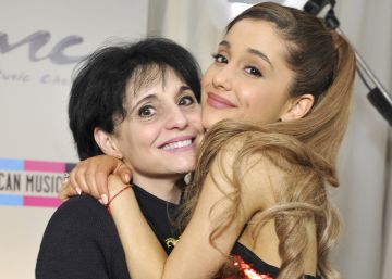 La madre de Ariana Grande refugió a algunas fans en el camerino de su hija