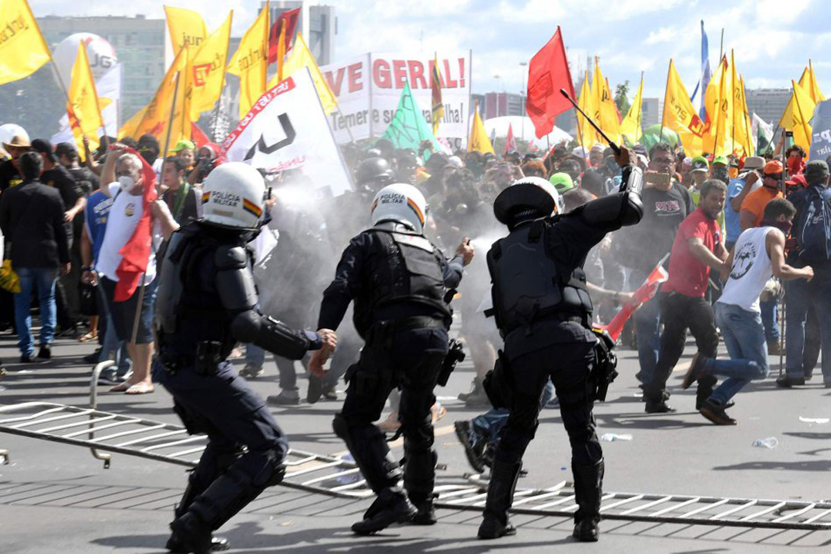 Antidisturbios se enfrentan a los manifestantes en Brasilia.