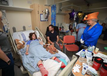 Isabel II visita a las víctimas del atentado de Manchester