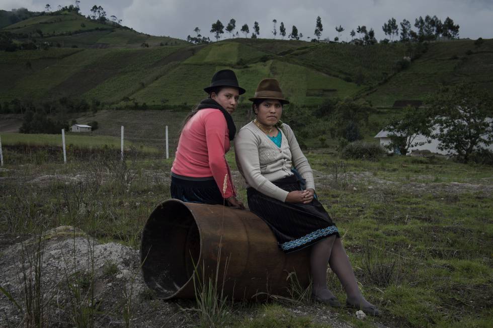 Fernanda Pilatasi (izquierda) y Maira Patango (derecha) son productoras de chochos y trabajan en la fábrica procesadora en Chugchilán (Ecuador) que se ha abierto con fondos de la cooperación española.