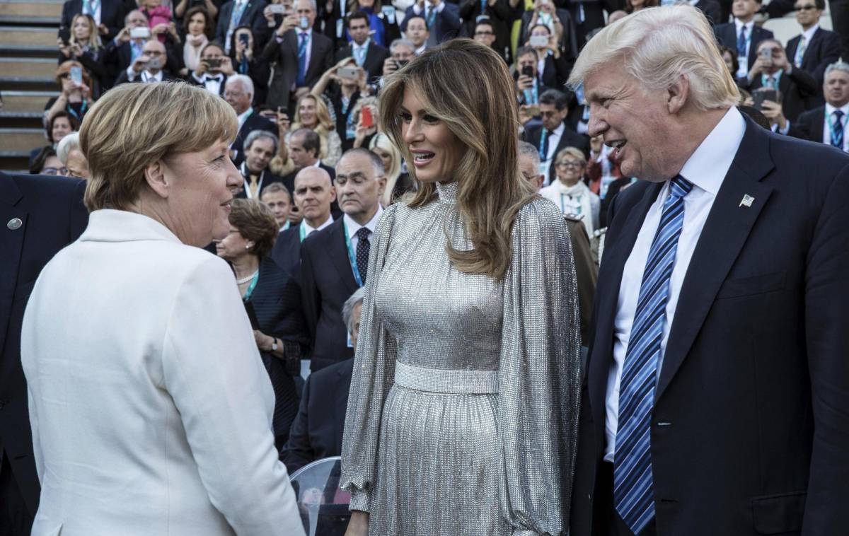 Trump y Melania charlan con Merkel durante el G-7 en Taormina.
