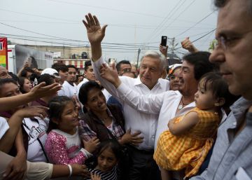 Tiran huevos a Andrés Manuel López Obrador durante un mitin en Veracruz