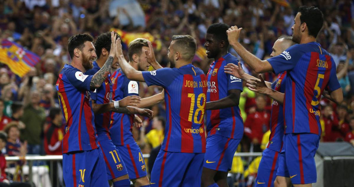 Los jugadores del Barça celebran el primer tanto del equipo.