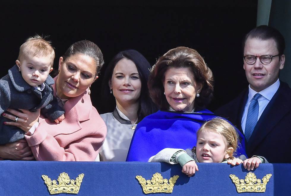 Los príncipes Daniel y Victoria de Suecia con sus hijos, Estela y Oscar, la princiesa Sofia de Suecia y la reina Silvia de Suecia, en el cumpleaños del rey Carlos Gustavo de Suecia este año.