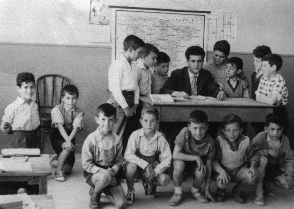 Una clase del Colegio Nacional (Las Escuelas), en 1960. Julio Galocha, rubio y vestido con un chaleco, está agachado en el suelo (el segundo por la derecha). "Menudo madrileño estaba hecho", cuenta su esposa Vicenta Gómez Iniesta, en el testimonio recogido por el archivo fotográfico de Aravaca.