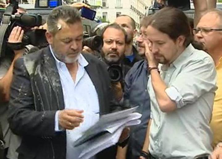 Pablo Iglesias recibe el impacto de un huevo lanzado por los manifestantes Pablo Iglesias recibe el impacto de un huevo lanzado por los manifestantes