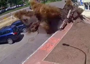 La espectacular explosión de una tubería de aguas residuales en Kiev La espectacular explosión de una tubería de aguas residuales en Kiev