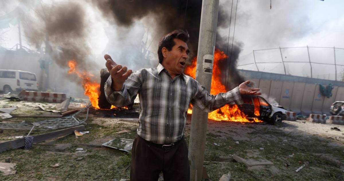 Un hombre pide ayuda tras el atentado en Kabul.