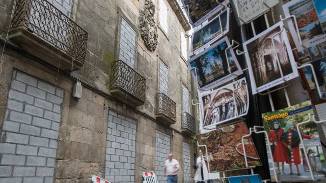 Edificio histórico tapiado por una promotora en el casco viejo de Santiago.