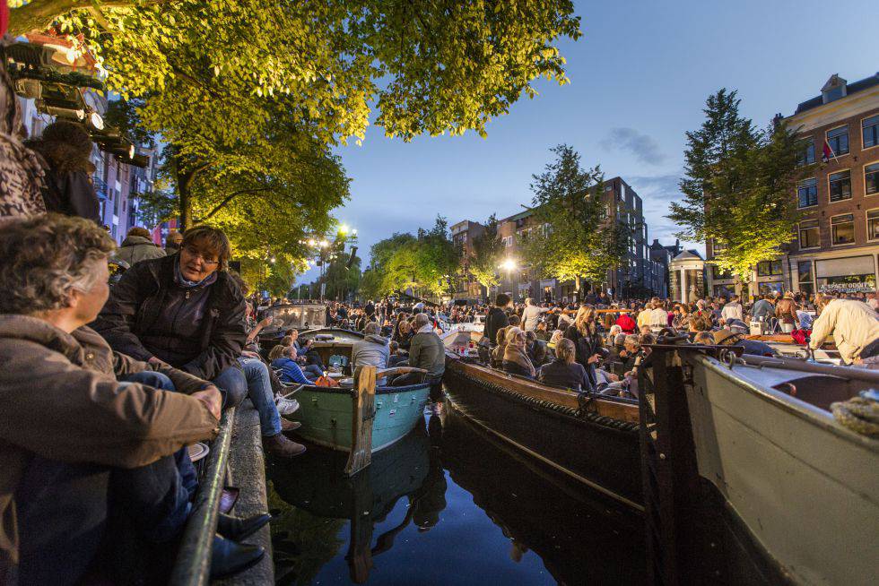 Barcas en el canal de Prinsengracht, en Ámsterdam, durante el Grachtenfestival.