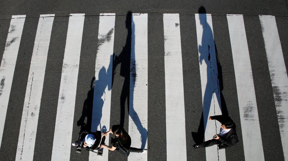 Peatones cruzan un paso de cebra en Tokio, Japón.