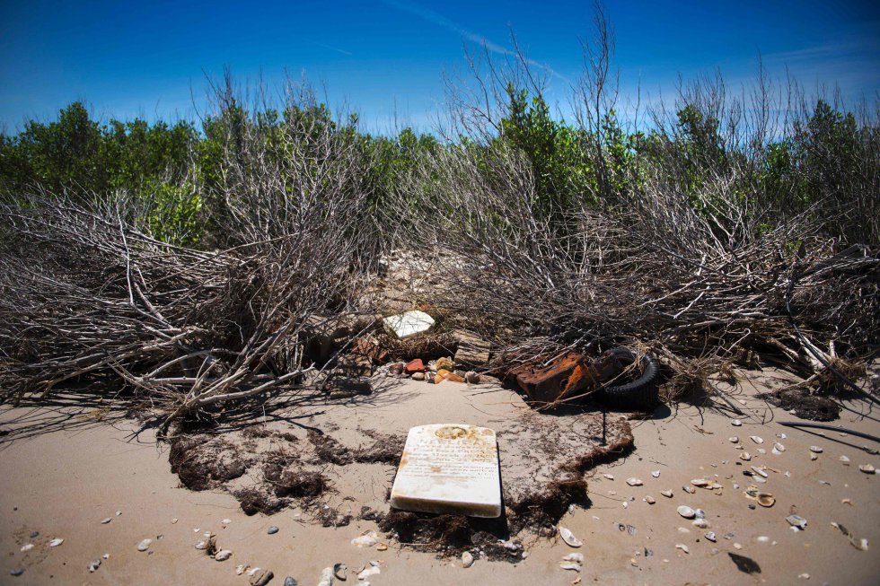Abandonado en los años 30, el antiguo poblado Canaan recuerda que la erosión siempre ha sido un problema en Tangier. En la imágen, una lápida en la playa donde antes había un cementerio.