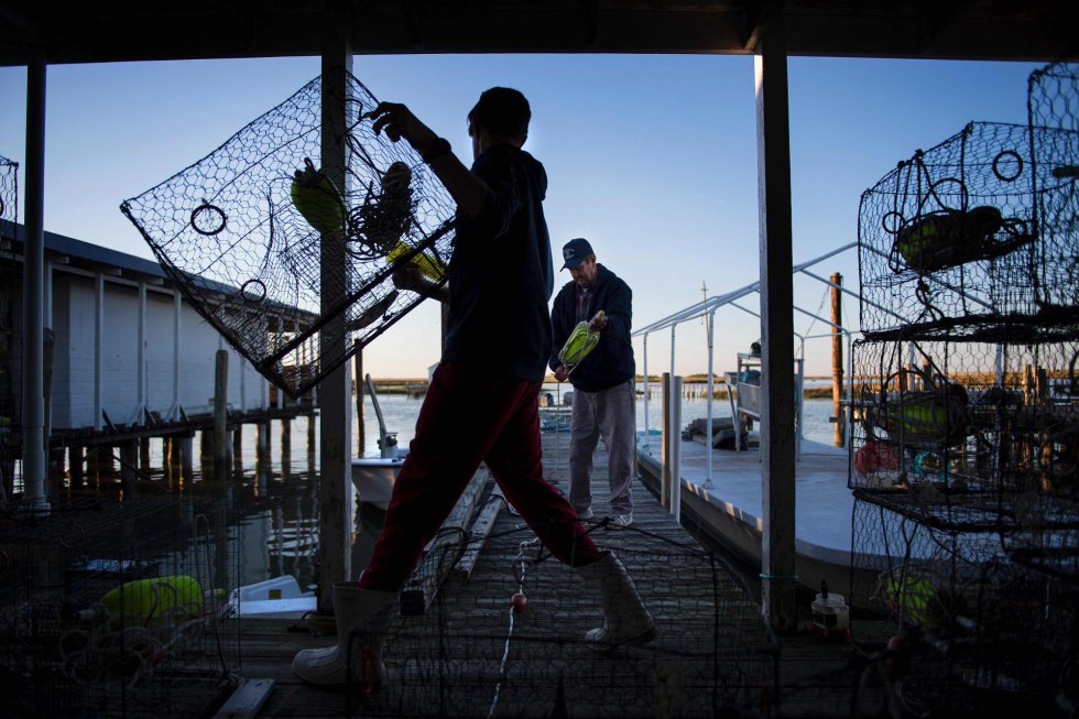 La lentitud administrativa frustra a los vecinos, que ven cómo sus hogares se ponen en riesgo. En la imagen, una familia de pescadores, cuyos antepasados se instalaron en la isla hace unos 200 años, se prepara para un día de pesca.