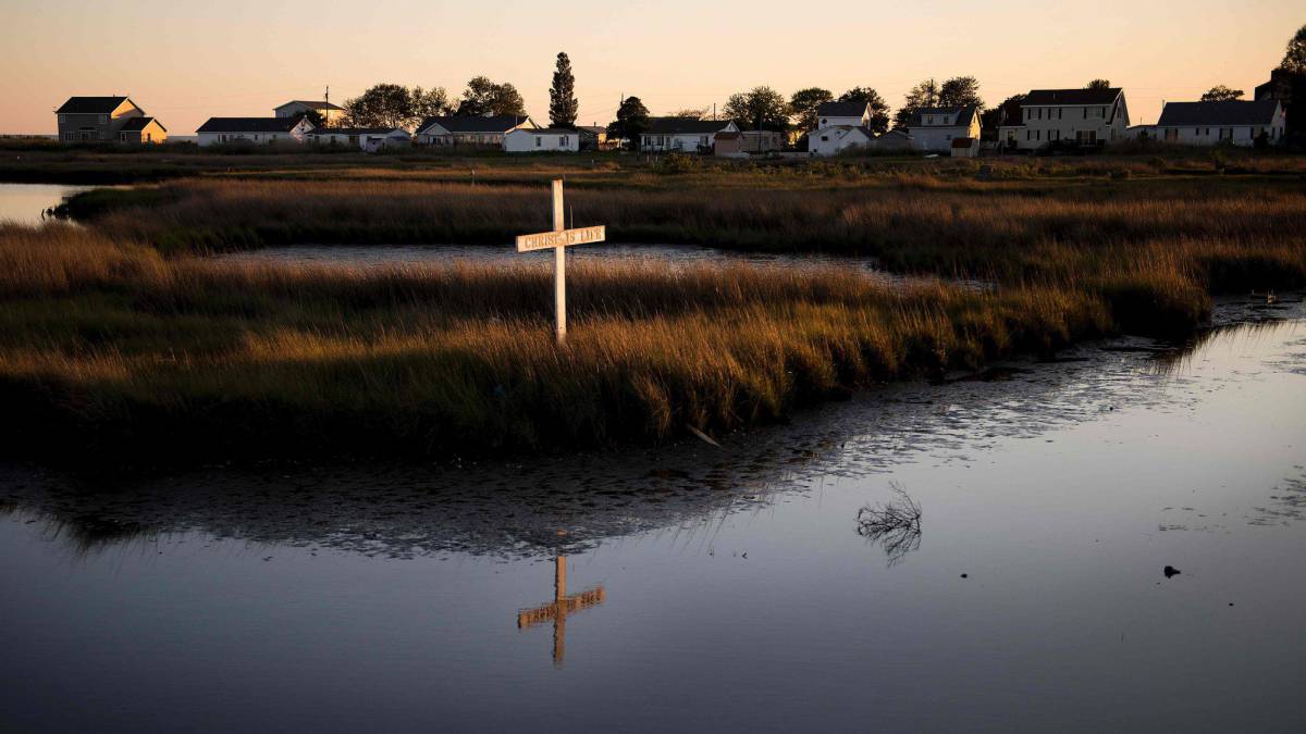 Una cruz en la línea de costa de la isla Tangier.