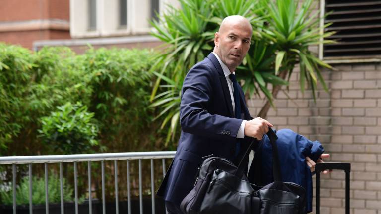 Zidane llega al hotel de Cardiff.