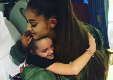 Ariana Grande visita en el hospital a las víctimas del atentado