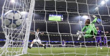 Mandzukic, tras superar a Navas.