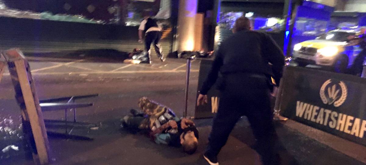 Policías junto a los cuerpos tendidos de dos terroristas abatidos en Londres.