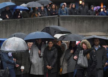 Miles de personas guardan silencio en Reino Unido por los atentados Miles de personas guardan silencio en Reino Unido por los atentados