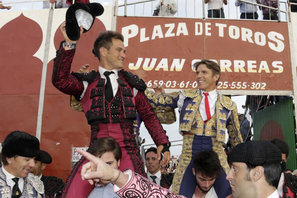 Julio Benítez y Manuel Díaz saliendo por la puerta grande.