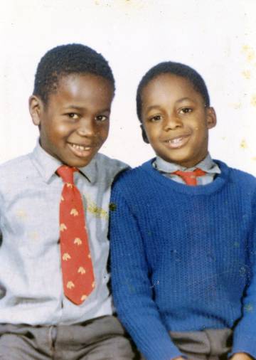 Justin Fashanu y su hermano, el también futbolista John Fashanu, un año menor. Los dos fueron dados a un orfanato por sus padres. Y les adoptó una familia inglesa blanca de clase media.