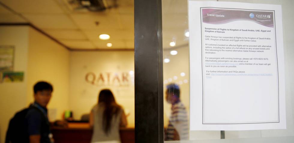 Cartel que anuncia las suspensiones de vuelos en el aeropuerto de Doha