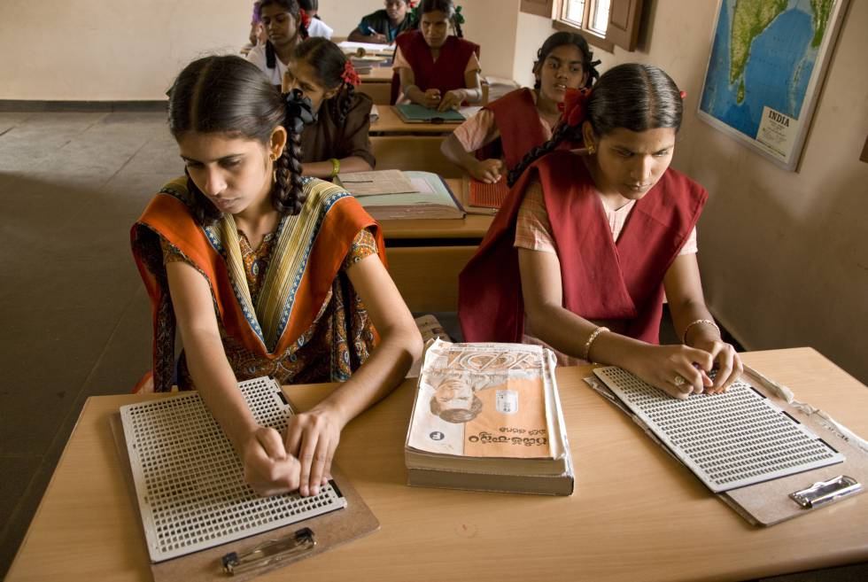 Dos niñas ciegas aprenden a leer en una de las escuelas de Vicente Ferrer.