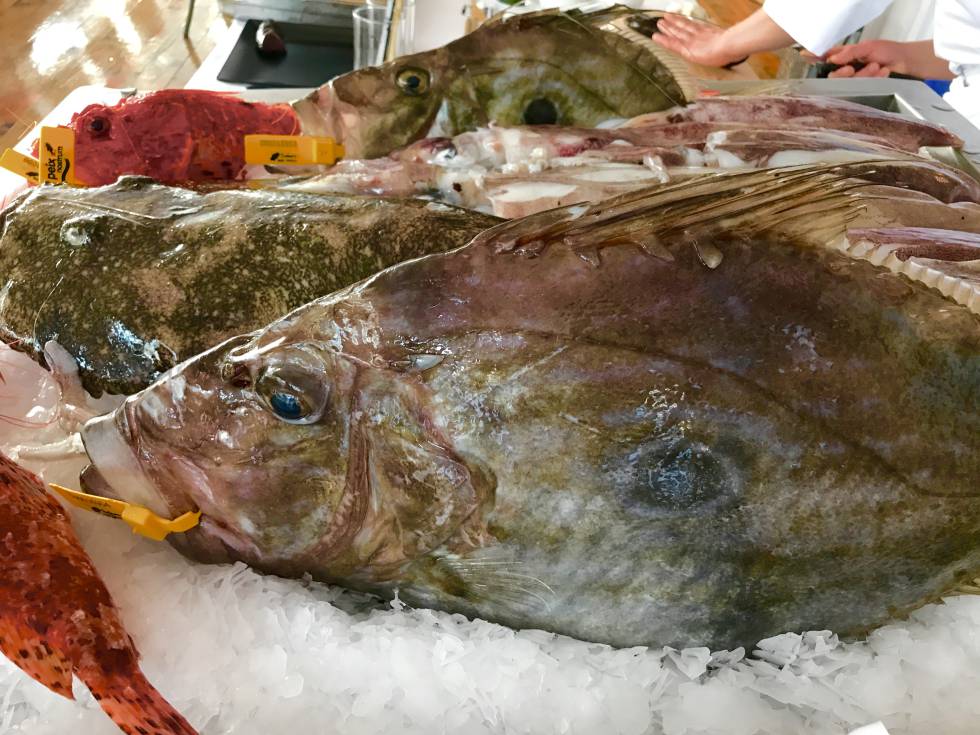 MOSTRADOR DE PESCADOS DE PEIX NOSTRUM EN EL RESTAURANTE SA NANSA CAPEL