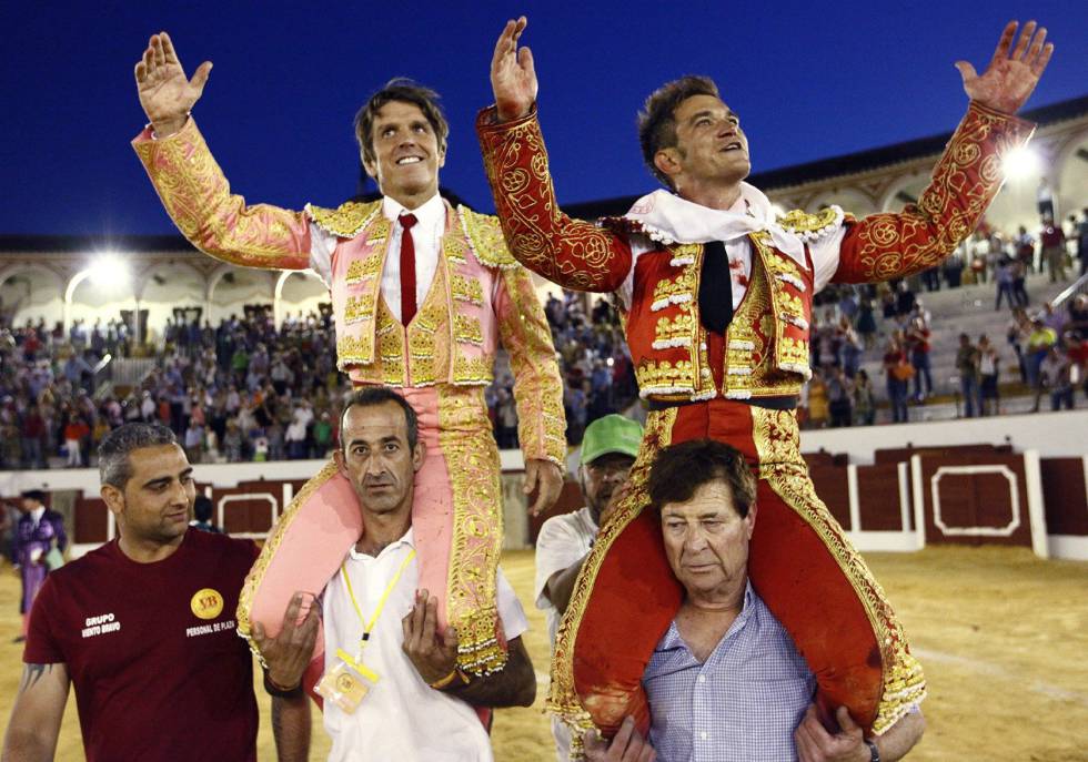 Los diestros Manuel Díaz "El Cordobés" y Julio Benitez salen a hombros durante la corrida de la Feria Taurina de Antequera.