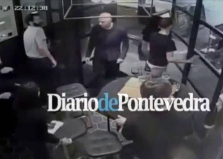 Video: Spanish man blocks London terrorist from entering his bar Video: Spanish man blocks London terrorist from entering his bar